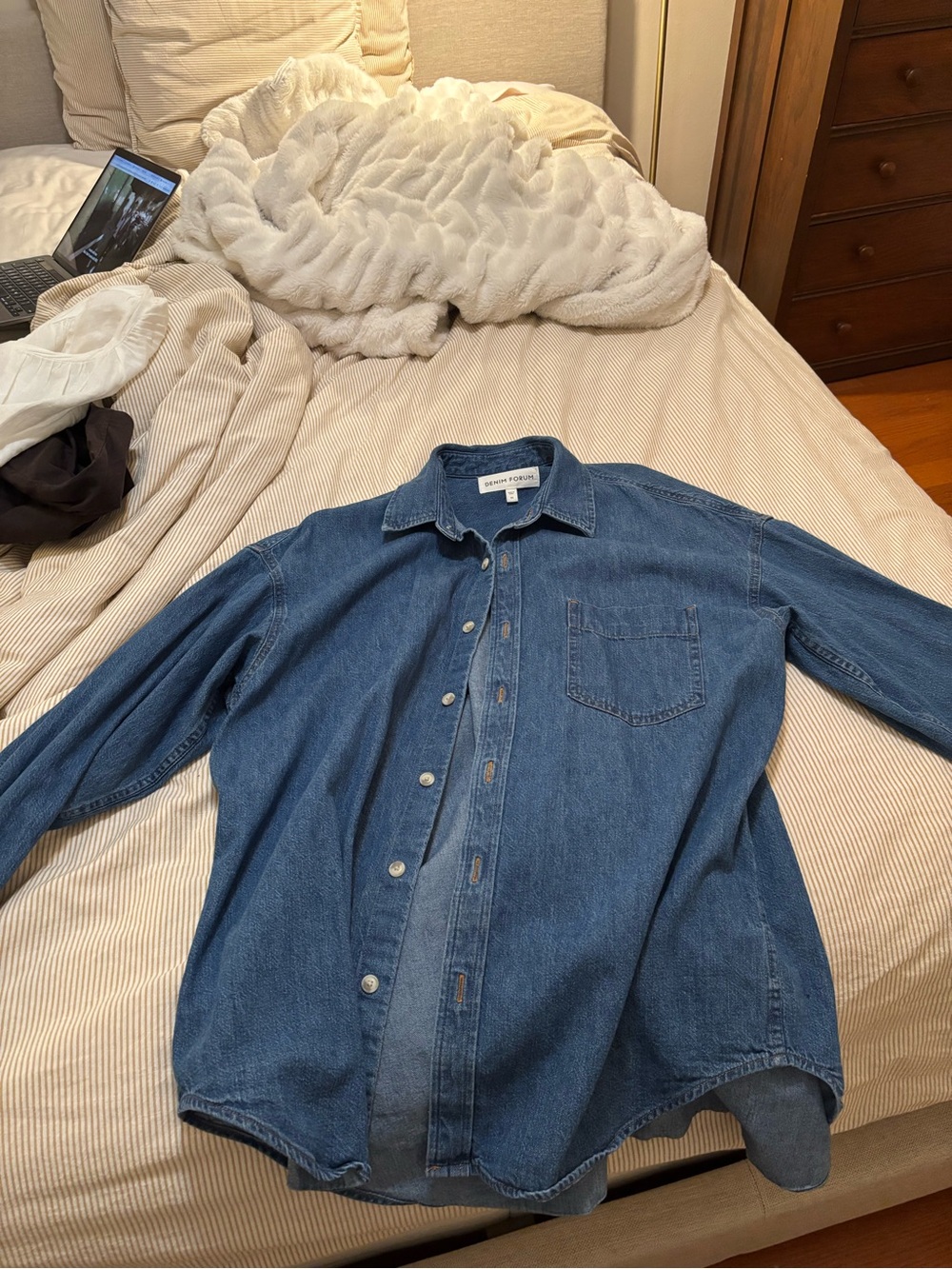 Aritzia 	Denim Forum
THE '80S COMFY DENIM SHIRT - Picture 4 of 4